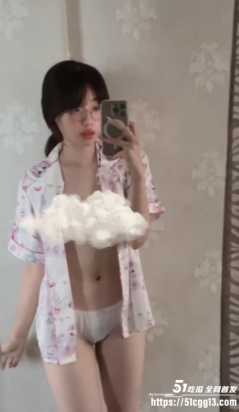 云南师范大学眼镜妹 周晓琴 假期在家寂寞发情逼痒难耐 为泄欲给男友私发自慰视频！