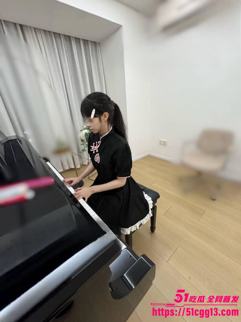 海角乱伦大神 意淫自己妹妹 新作 音乐室内打情骂俏 把妹妹强行按在钢琴凳子上使劲后入中出！