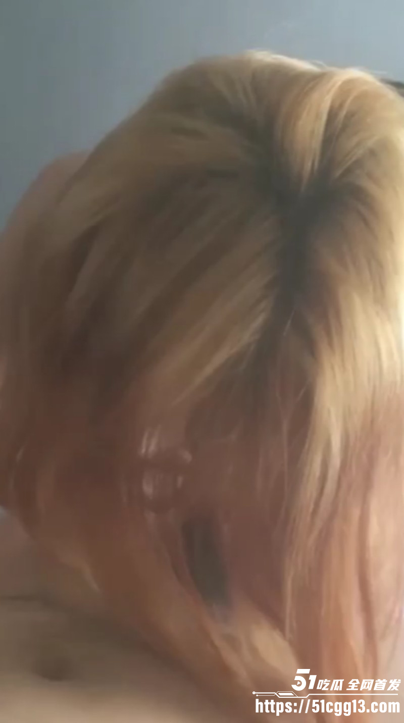 韩国黄毛精神小妹不雅视频04