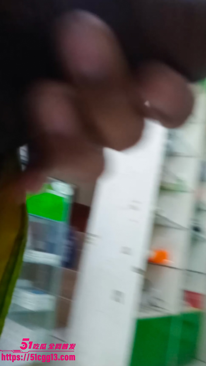 黑龙江街头惊现变态男 光天化日户外露屌手淫 给路人妹子要纸 场面刺激对白十分猎奇！