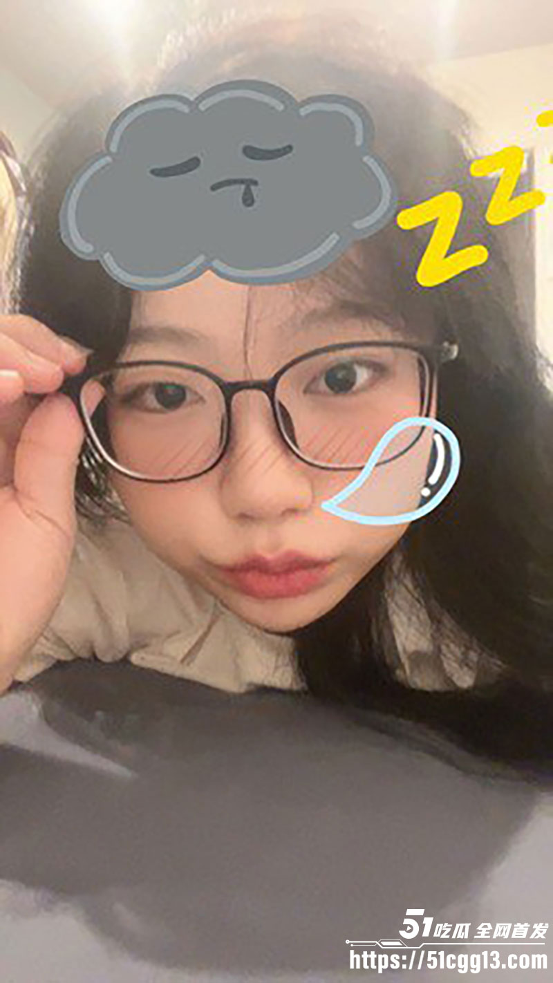 反差眼镜妹 momo 勾引40岁校领导 拉上男友淫乱3P 虎嫩穴狂榨老屌 双屌齐插口爆吞精 ！