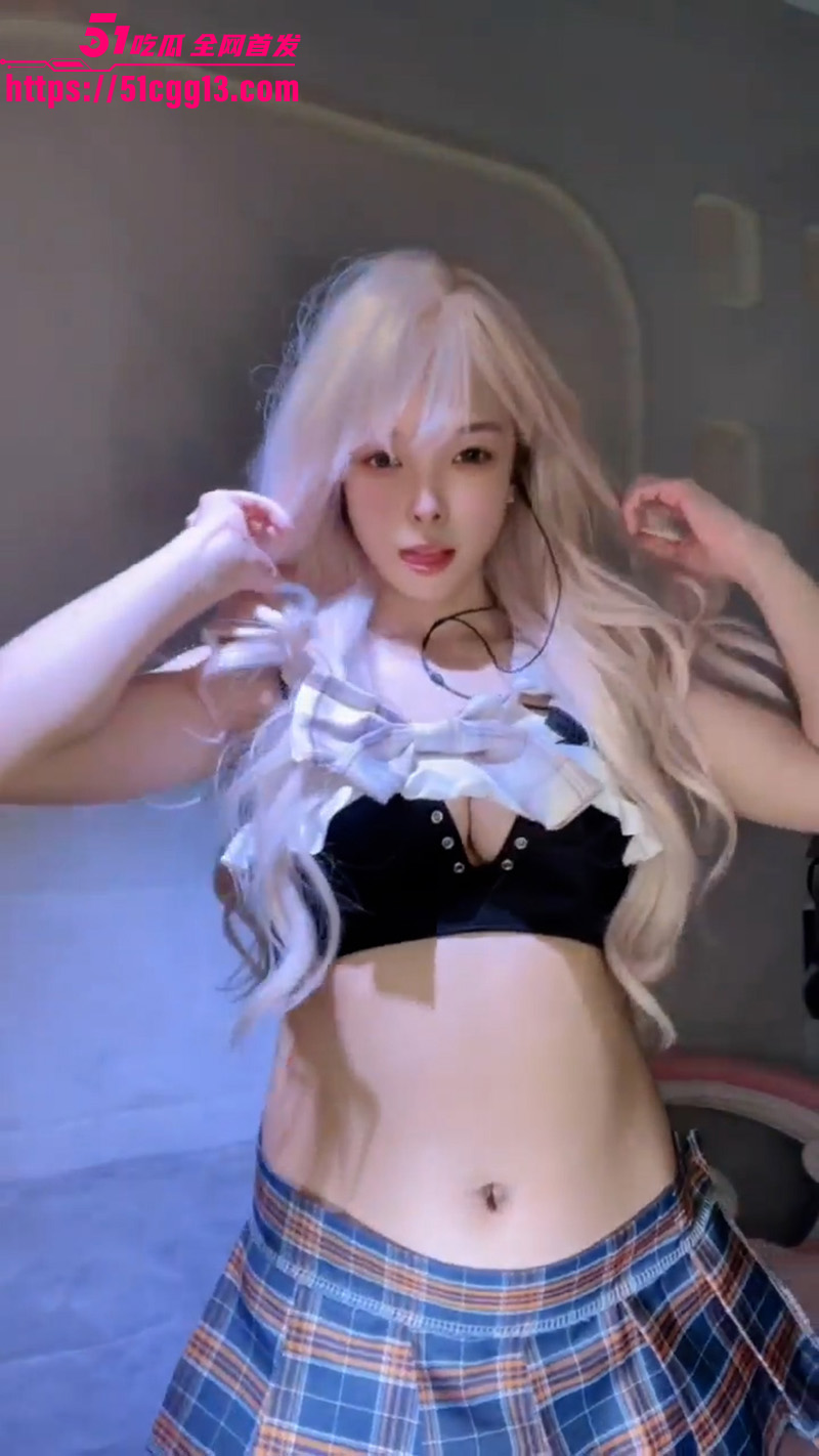 极品萝莉少女 水瓶座小姐姐 脱衣裸舞视频流出 性感曲线惹人舔屏 扭腰顶胯挑逗无度！