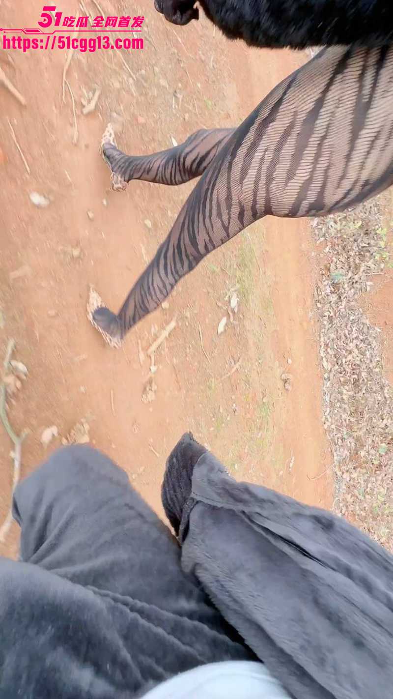 51原创小姨子的秘密 性感小姨子穿着情趣套装散步 路边撒尿口交操逼 车上再无套抽插内射 一套服务下来爽翻天！