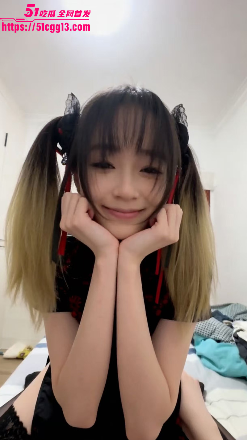 江西上饶小情侣性爱私拍流出 风骚眼镜妹情趣装对镜口交深情舔屌 骑乘位纤腰狂扭 反差至极！