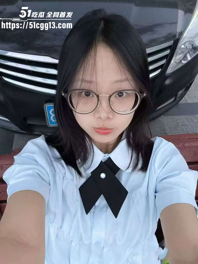 青岛滨海学院 清纯文雅眼镜妹 红薯插穴淫水直流 狂舔肉棒反差爆棚！