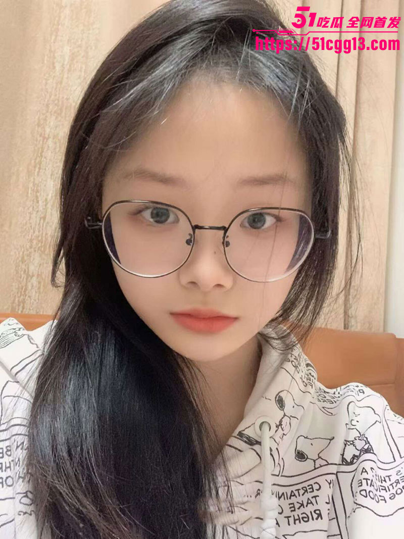 青岛滨海学院大二眼镜妹2