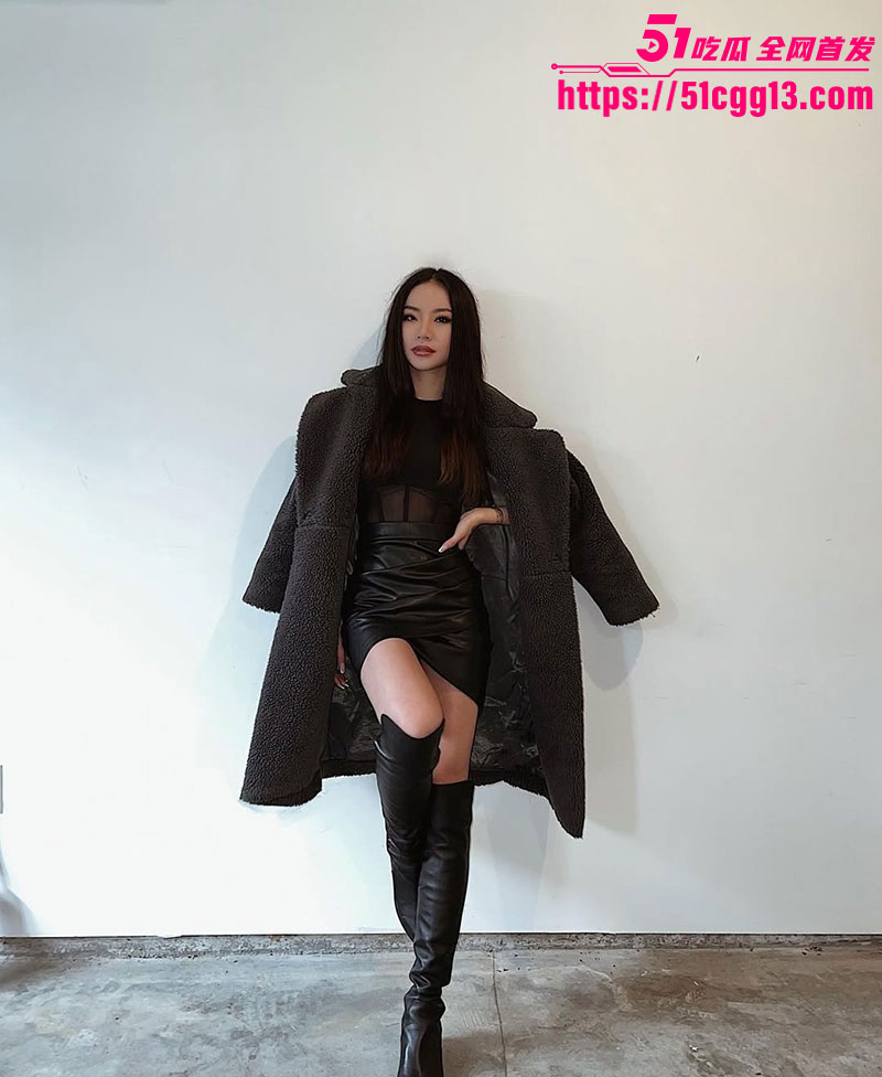美国加州留学生 Jessica 高颜值纹身反差婊 下海售卖揉奶自慰抠逼视频 被老外后入狂操淫荡浪叫！