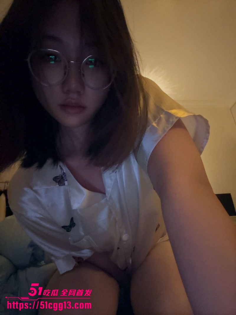 重庆高颜值眼镜反差婊 沈清颜 为男友发自慰视频解馋 脸穴同框纤指自慰 粉嫩骚穴诱人至极！