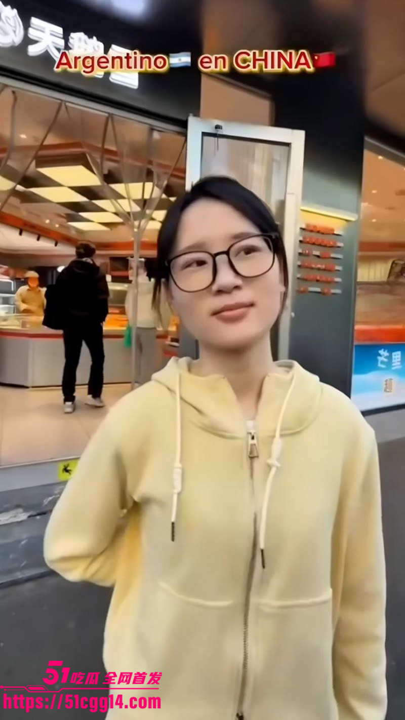 崇洋媚外眼镜反差婊 街头被阿根廷猛男搭讪 当街热吻缠绵晚上酒店无情爆操 中途偷偷摘套 骚浪到极致！