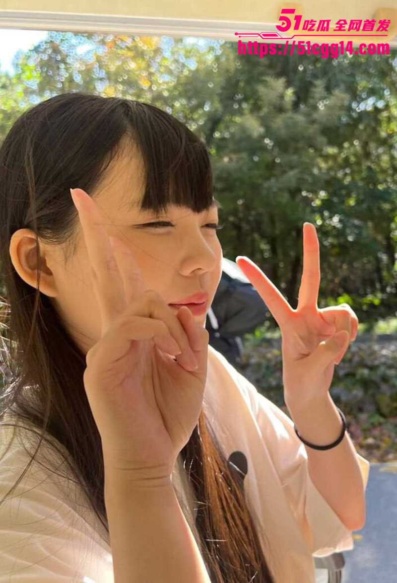甜美乖乖女学生妹沦为金主淫奴 开档丝袜足交诱惑 户外全裸被后入爆操 全程露脸反差撩人！