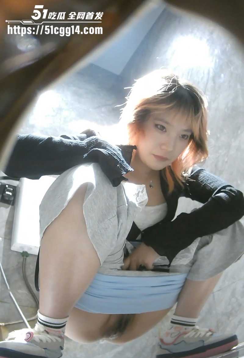精品厕拍颜值美女脸逼同框视频流出 6 拷贝
