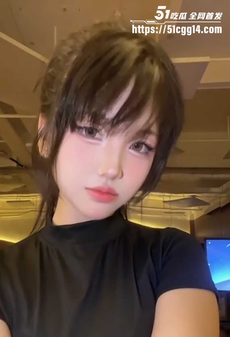 深圳巨乳艺术生 巫思萱 不雅视频流出 性瘾失控玩裸拍约炮 酒店约三男围攻轮战！