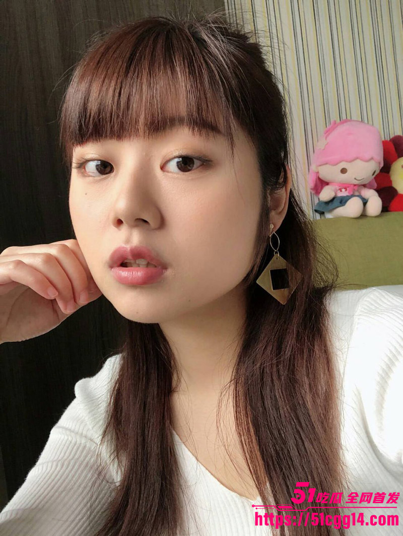 19岁巨乳学生妹 林恩琪 被富豪金主重金包养拍下淫乱3P视频 大屌轮番塞满嫩穴 一刻不得闲！