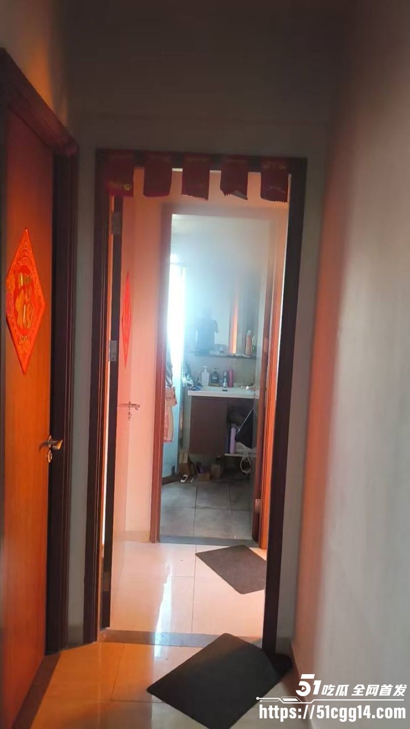 广东珠海香洲区绿景玺悦湾小区业主酒后纵火烧房子 3