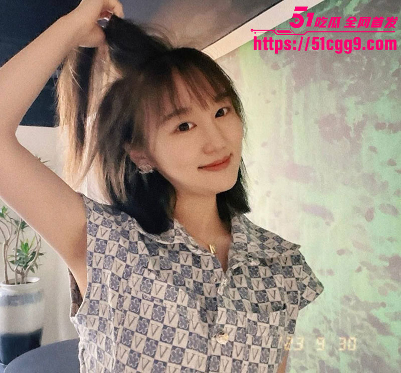 河南郑州极品人妻 白天是学生尊敬的教师 晚上是丈夫胯下的母狗 玉腿高抬猛操骚逼淫荡浪叫 反差惊人！