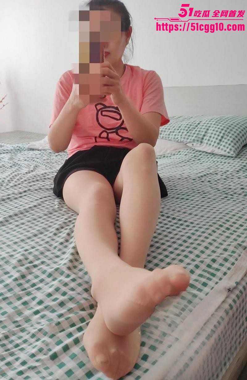 乱伦大神 爱穿丝袜的骚妈 趁继父下午钓鱼 妈妈穿着肉丝 在家被疯狂浇灌丰满多汁肥鲍！