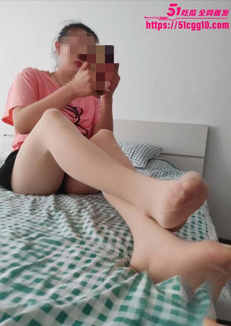 爱穿丝袜的骚妈浇灌骚妈多汁肥鲍02