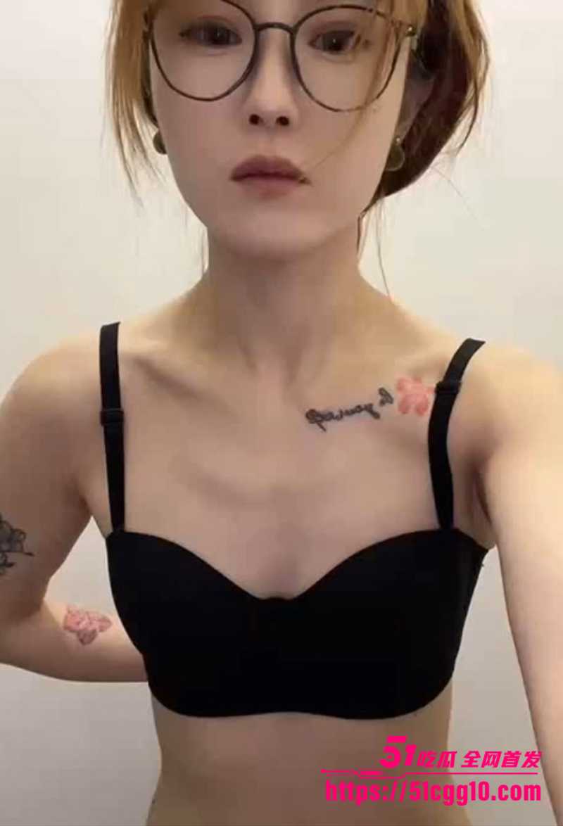 江苏反差眼镜妹刘凌鑫裸贷视频流出 3 拷贝