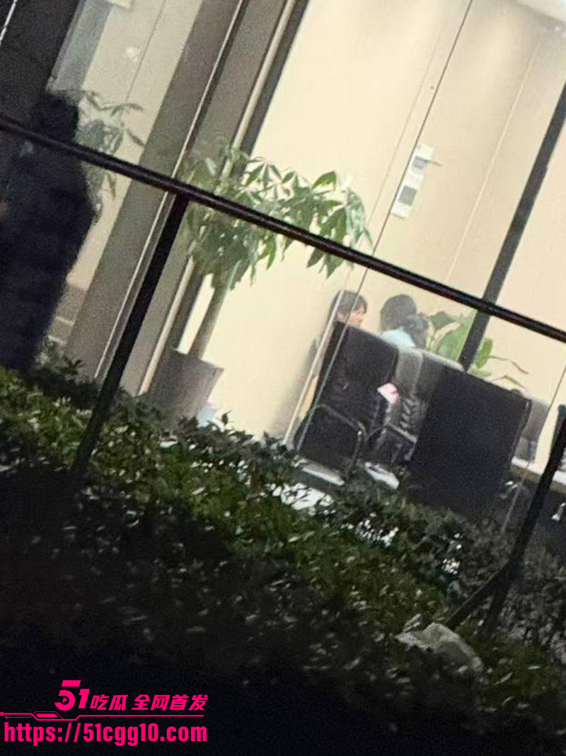 皖江工学院小情侣 宿舍楼下活动室做爱 不顾周围同学目光大胆骑乘性爱 实在是太饥渴了开房都来不及！