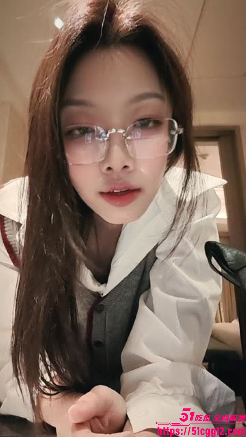 温柔眼镜娘角落里的鼠鼠下海私拍 4