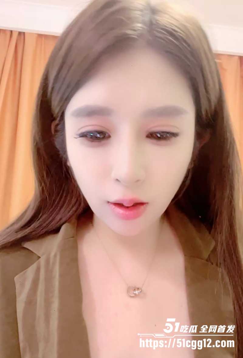 巨乳反差主播 姗姗E杯 大尺度直播流出 清纯小仙女露出吐舌卖萌 忽然掀衣狂晃Q弹爆乳 微垂弧度重力感拉满！