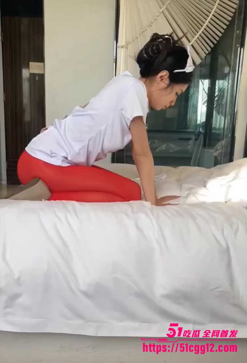 中原炮王调教反差人妻 红丝护士装开档母狗 晨起深喉舔肛足交 被无套狂操高潮迭起 仍淡定回老公恩爱信息！