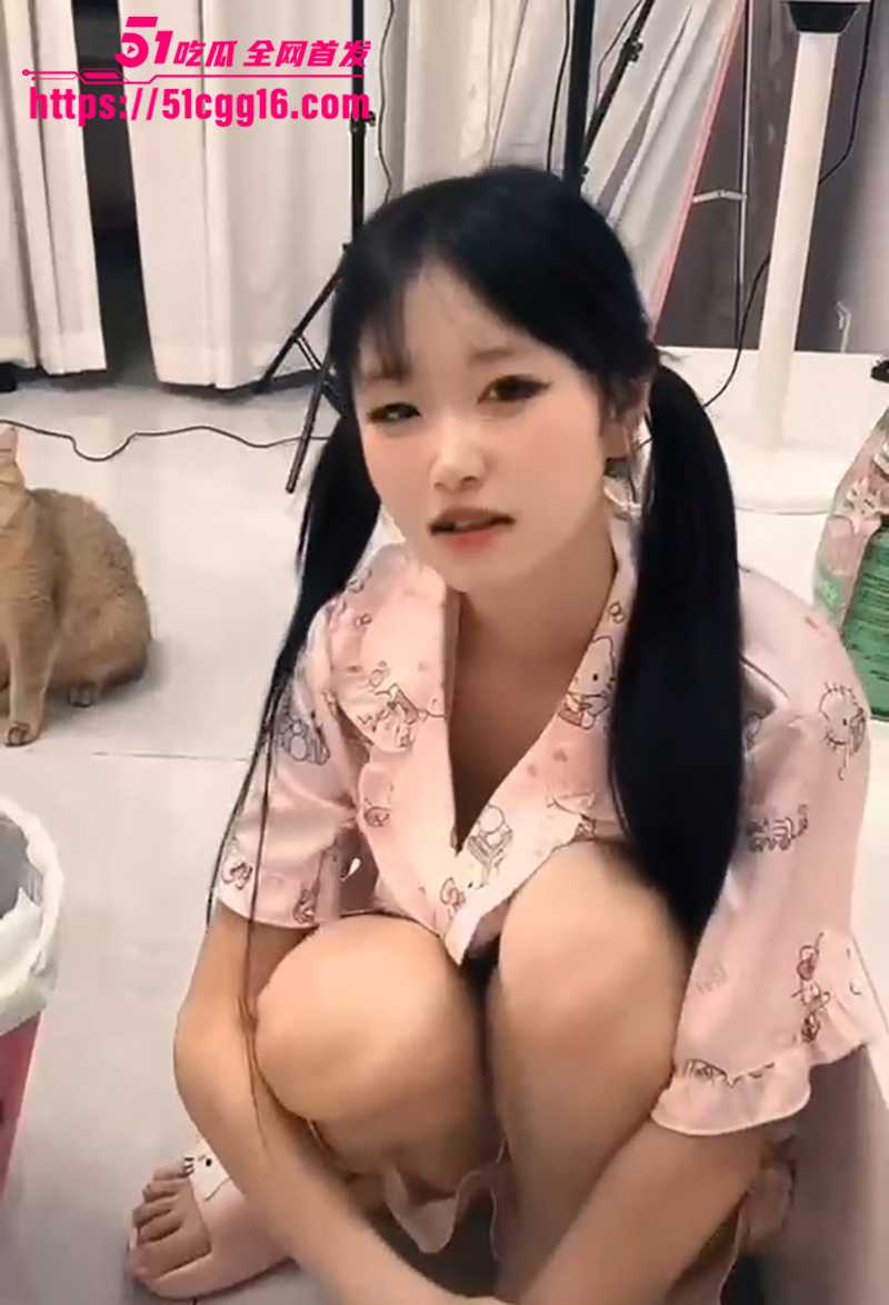 抖音美女直播走光集锦 闲聊间美乳半露 热舞扭腰时小内内露出 是无心失守 还是故意撩拨吸粉 速来围观！