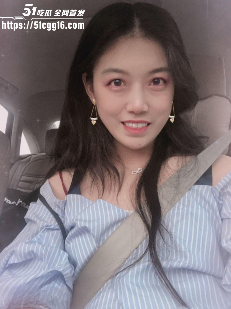 江苏南京新婚少妇 带炮友婚房出轨偷情 露脸舔蛋口技精湛 后入蜜桃臀极其狂野！