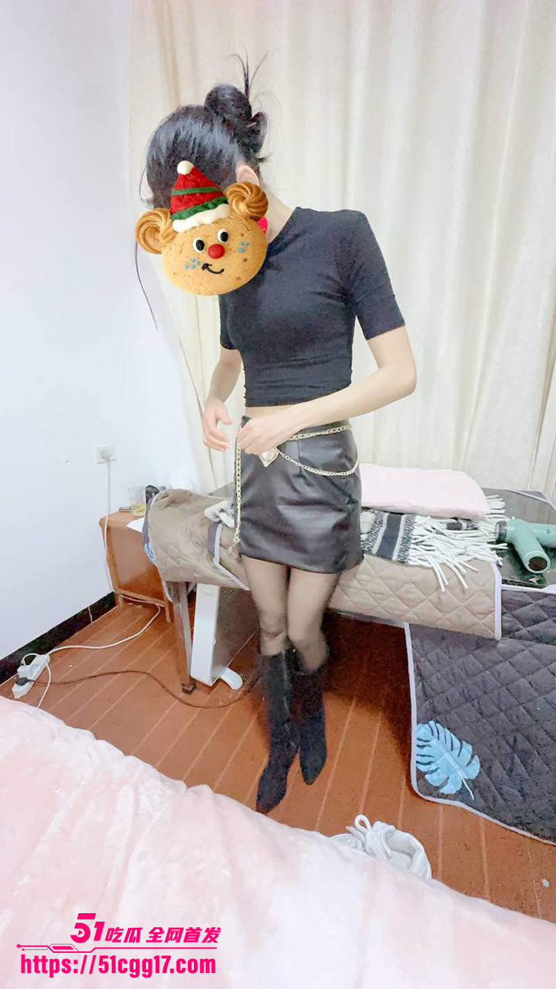 51原创大神 小姨子的秘密 楼顶小姨子被无套后入 骚逼湿透了整片丝袜！