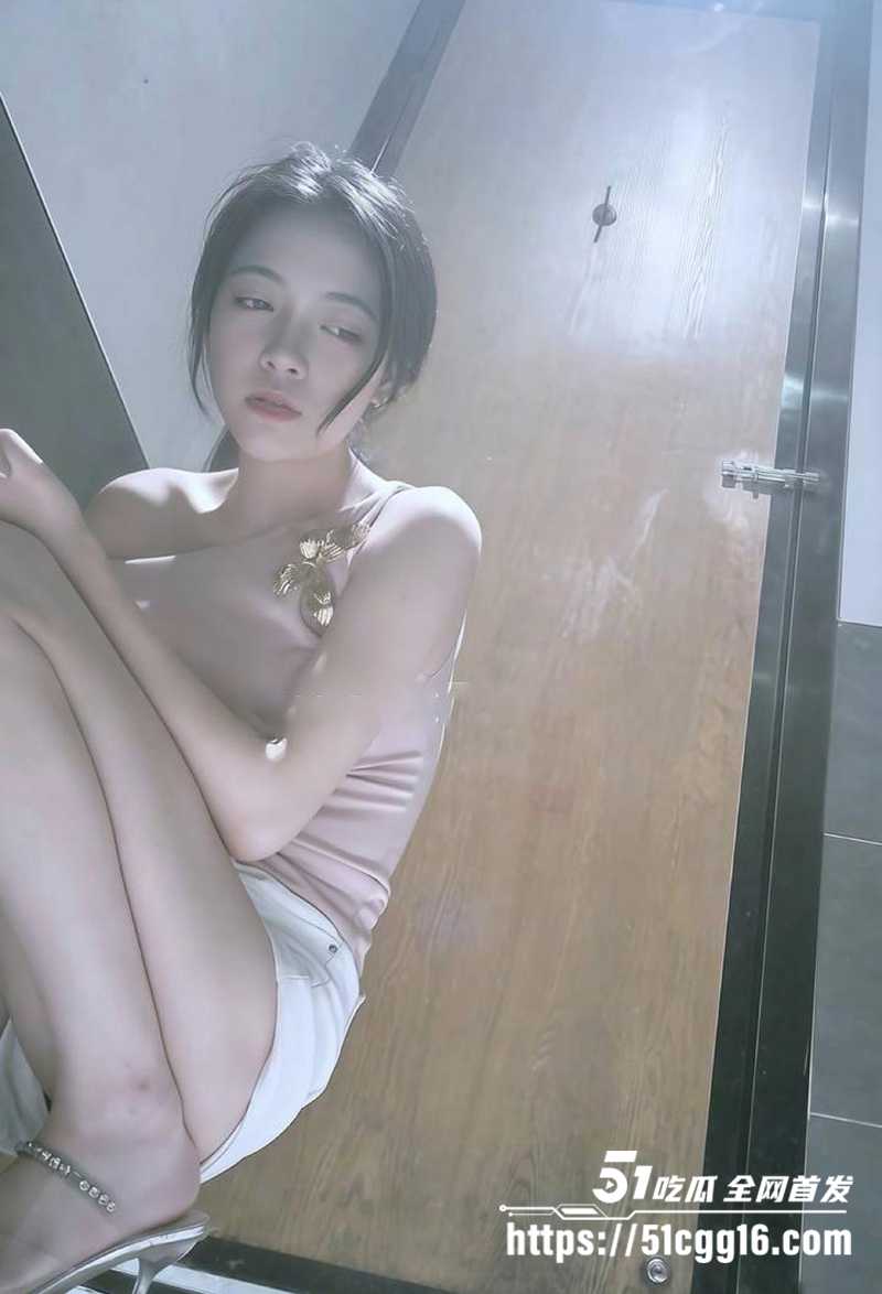 厕拍新作精选流出！意外捕捉爆乳御姐玩调教任务 小穴竟塞着遥控跳蛋 尿线刚止就迫不及待掰穴插回！