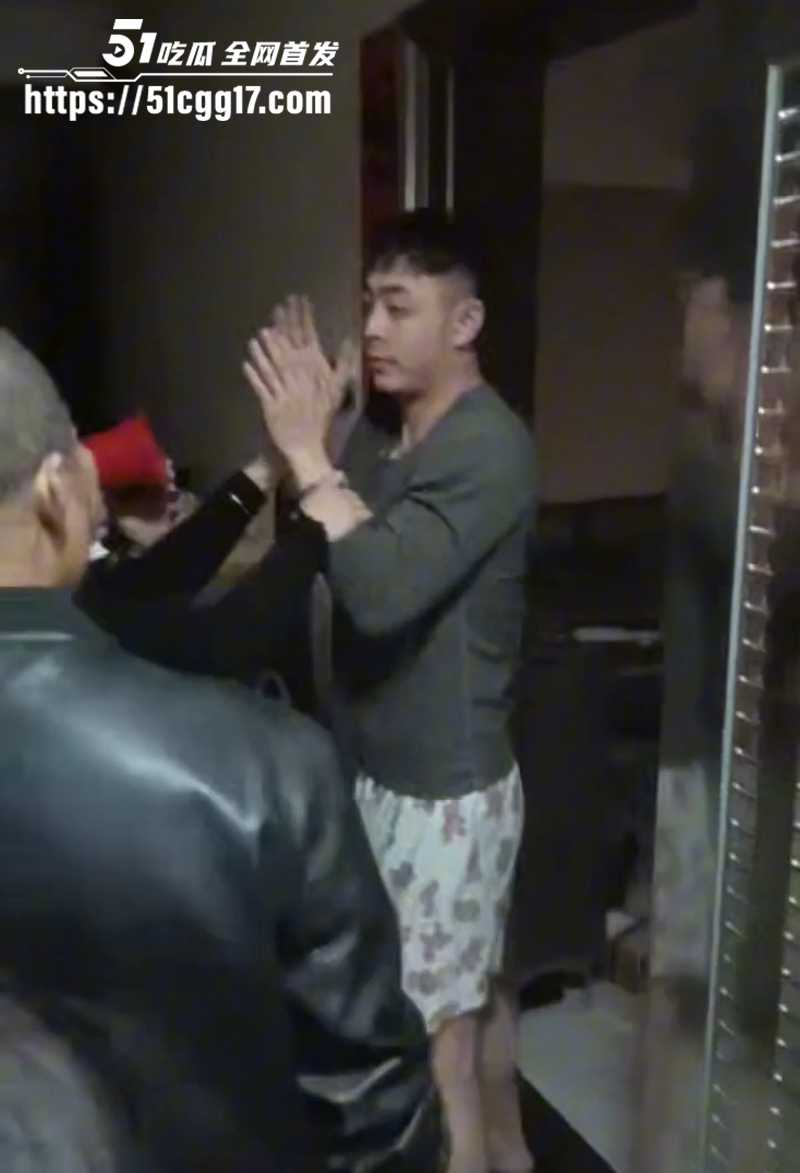 潮汕JC叔叔玩出轨翻车 被老婆一家上门抓奸 现场超刺激 刚开门就被掌掴打懵 绝美小三淫片同步被曝！