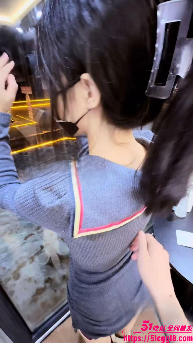 海角乱伦大神 意淫自己妹妹 新作 和妹妹今年一起同步过个圣诞 落地窗前露出被后入猛干 内射满溢！