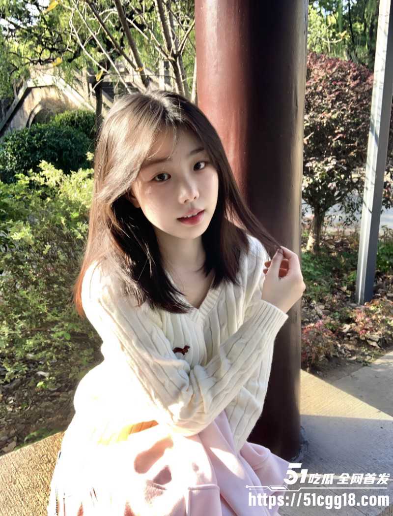 乱伦大神 意淫自己妹妹 与妹妹户外体验圣诞氛围 落地窗前激情泄欲交欢！
