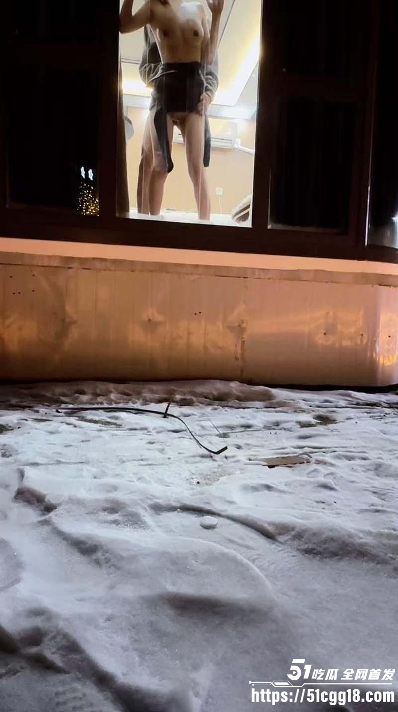 意淫自己妹妹落地窗前暴操妹妹04
