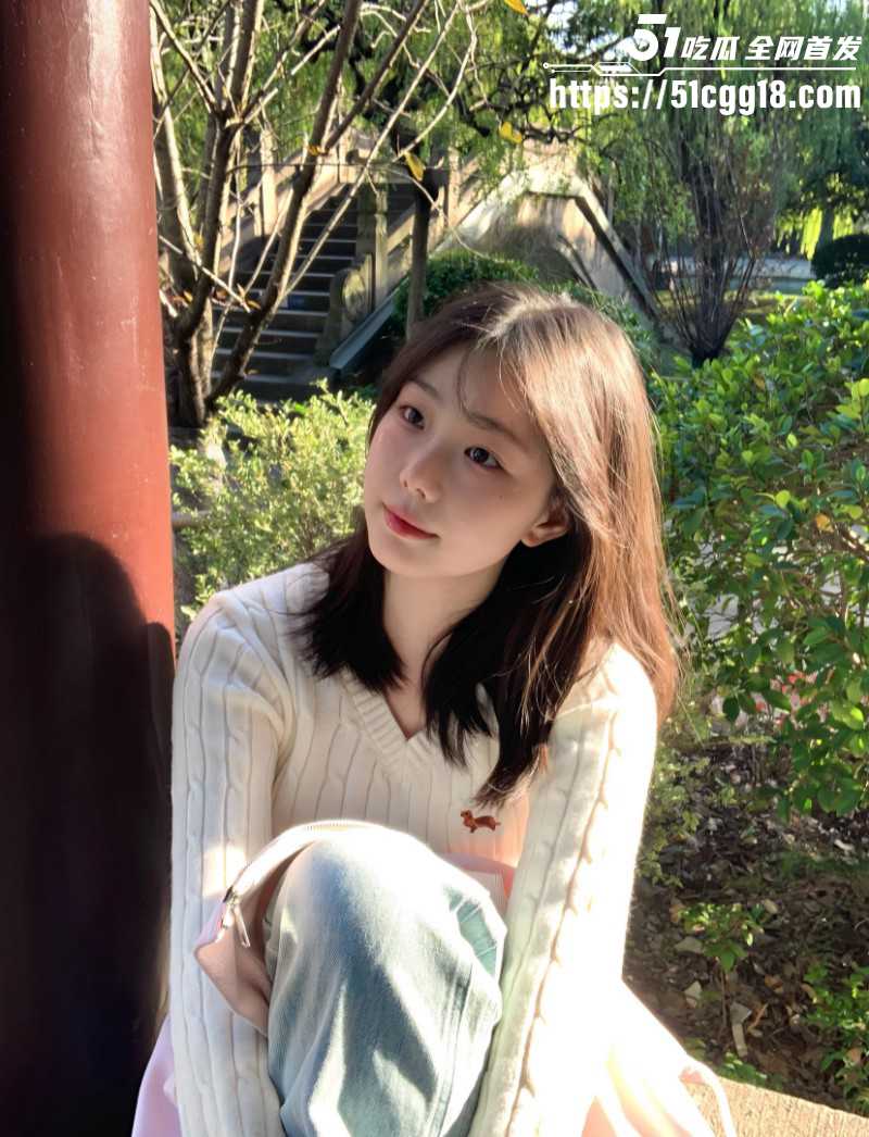 意淫自己妹妹落地窗前暴操妹妹02