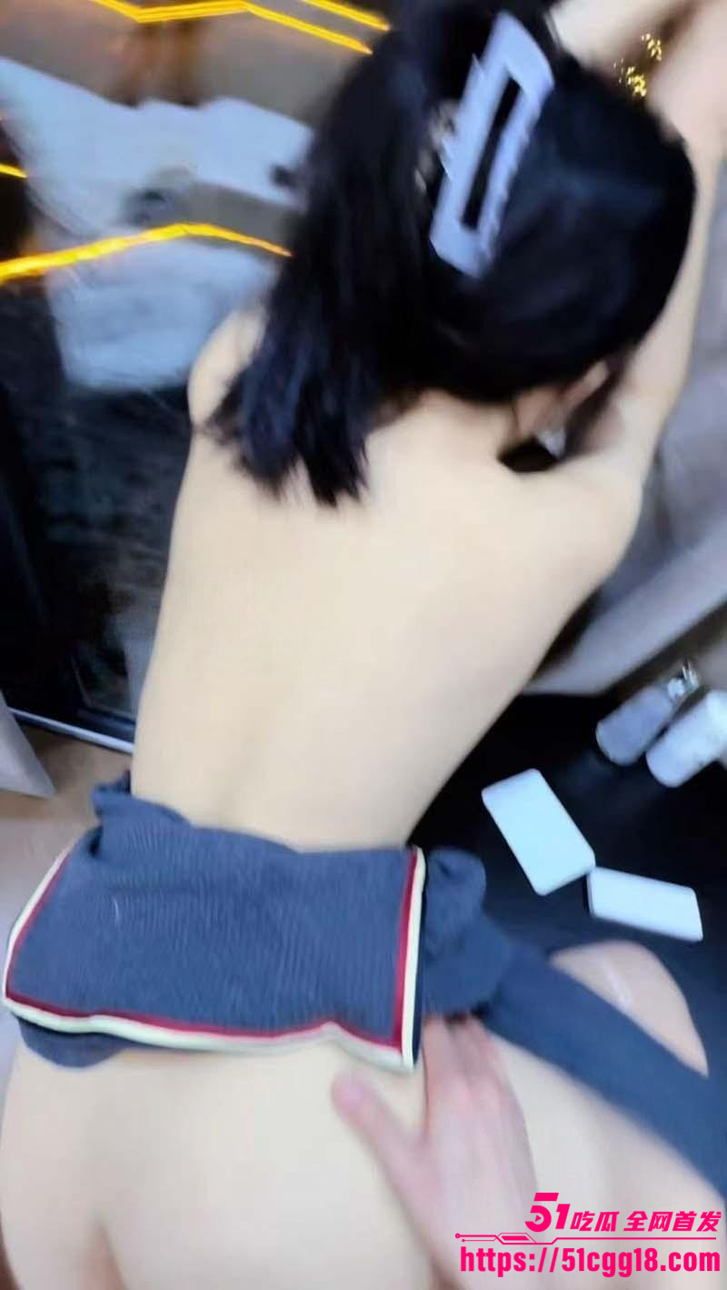 意淫自己妹妹落地窗前暴操妹妹010