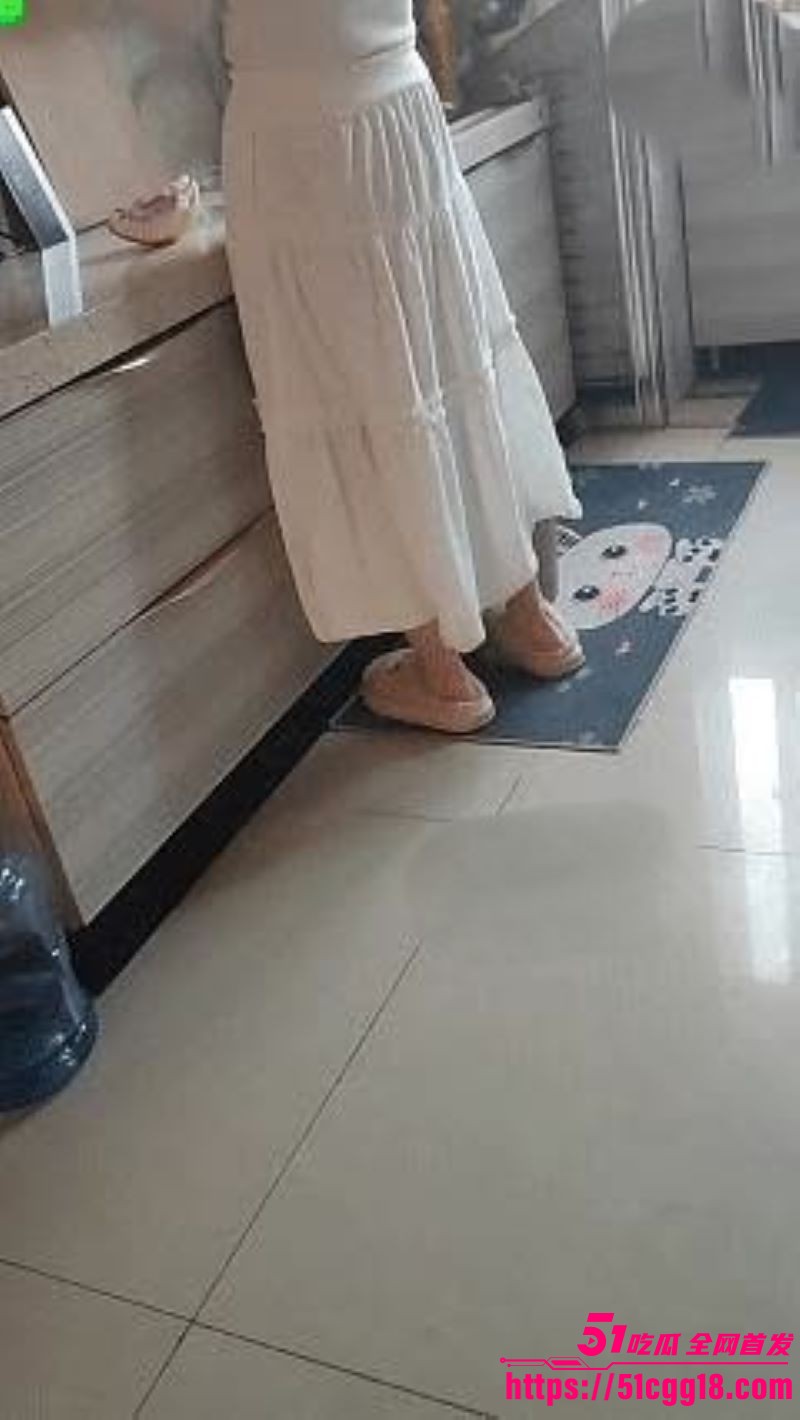 海角乱伦大神 小毅和夹子妈妈 新作 骚妈阳台晒衣服 儿子不停在身上游走 带到客厅激情啪啪 淫水狂喷！