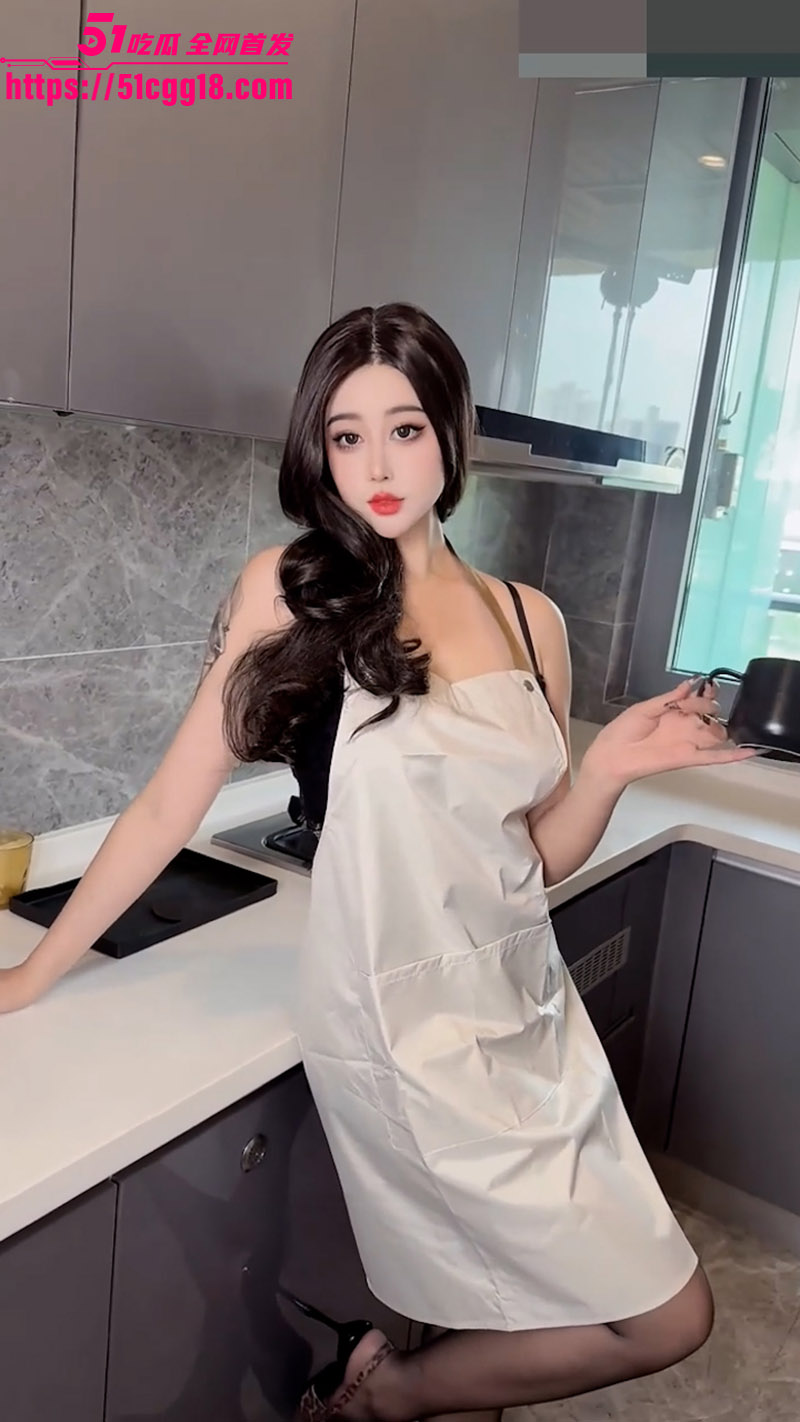 顶级福利姬 奈汐酱nice 主妇写真私拍流出 情趣豹纹搭配黑丝高跟诱惑十足 性感御姐秒变骚浪尤物！