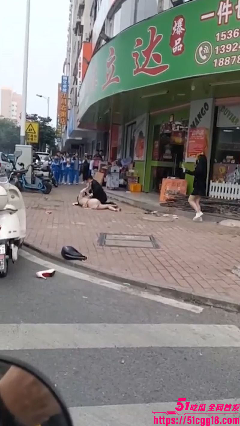 醉酒男子光天化日街头强上女子！女方拼命反抗大喊救命 路人围观报警 猥亵未遂现场视频曝光！