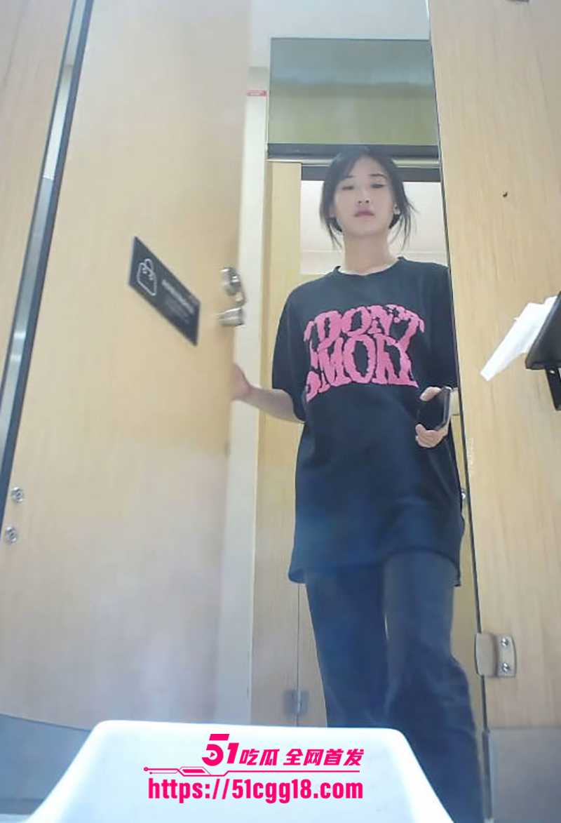 最新商场女厕偷拍 隐藏机位正面拍摄 捕捉多位靓女绝美俏脸 肥美翘臀优雅划过 紧致小穴热尿喷出！