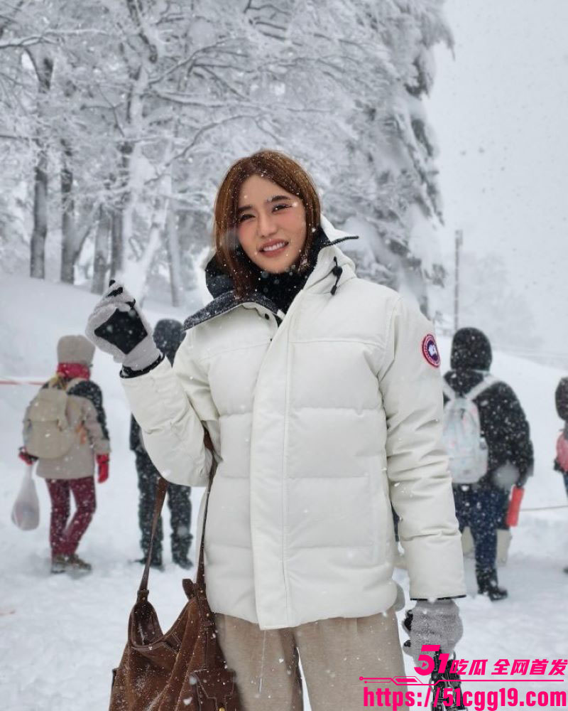 泰国知名女星 Kana 被巨丑修理工骗婚 冒充高官送假金求婚 伪造与总理的聊天记录 揭发后男方警局跳楼！