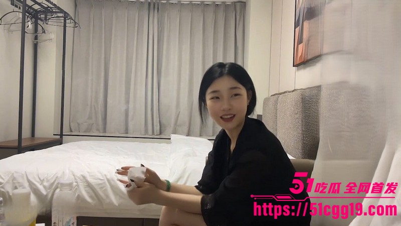 探花大神 成昆探花 约炮上海娇小白嫩美女兼职下海 胸部圆润粉嫩 下面紧致到逆天 抽插表情相当丰富！
