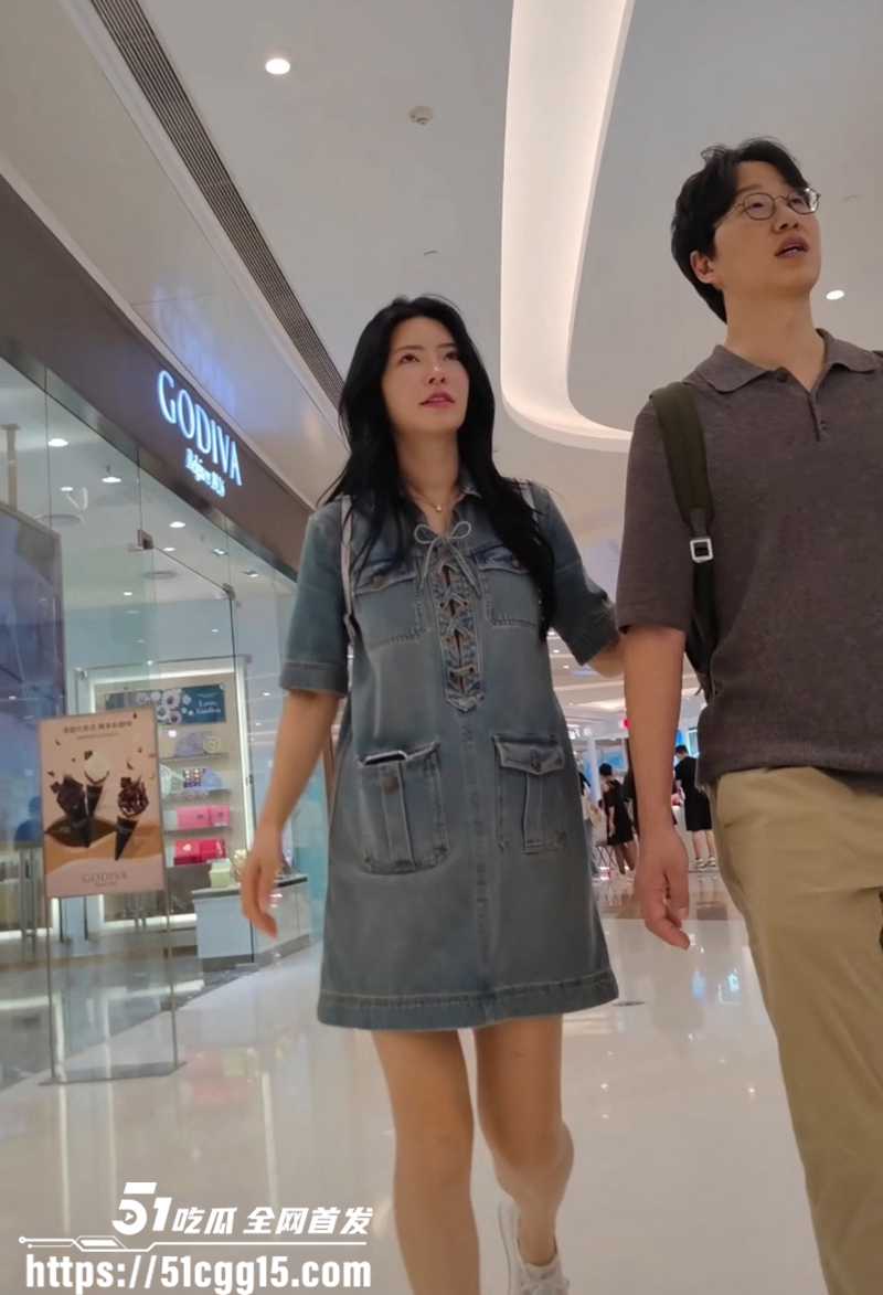 最新抄底无内整容网红脸美女一线天美鲍1拷贝