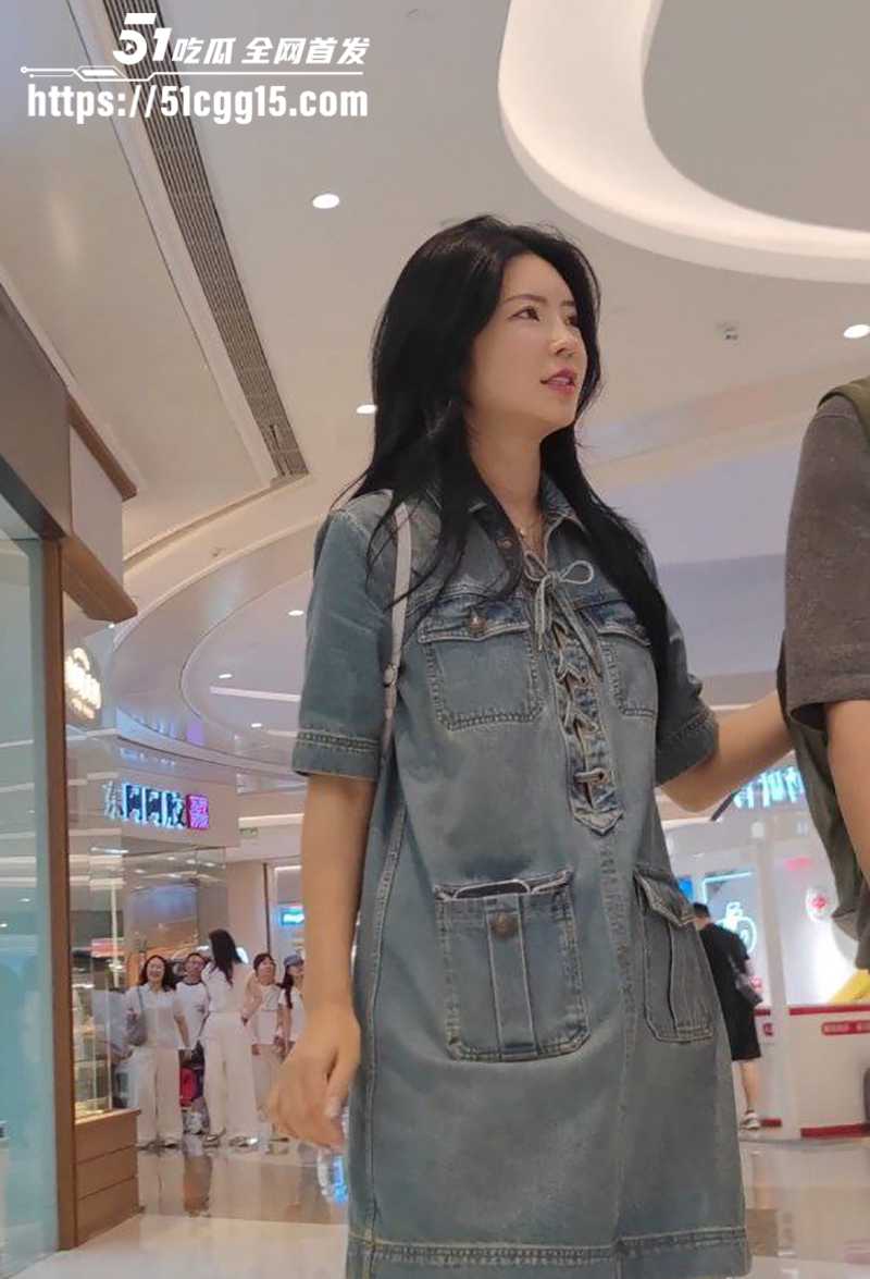 最新抄底无内整容网红脸美女一线天美鲍2拷贝