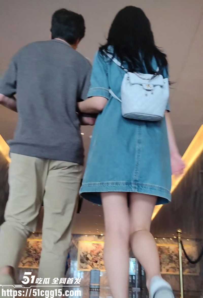 最新抄底无内整容网红脸美女一线天美鲍4拷贝