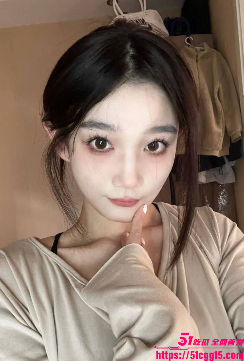 青岛高颜值小美女 刘琦 塌房 跪地深喉口活娴熟到爆 对镜后入被渣男爆操自拍 浪叫到破音！