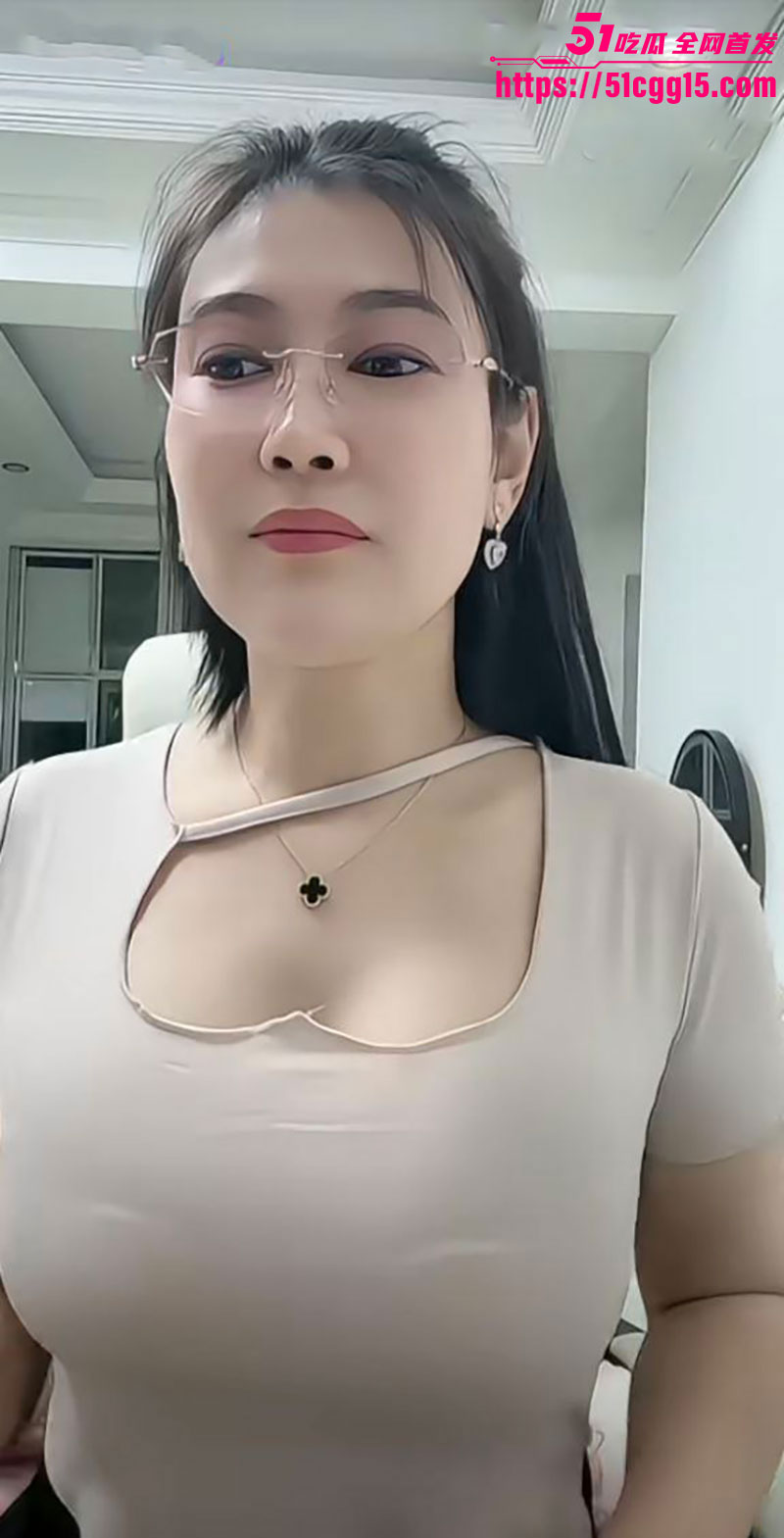 快手母狗东北眼镜节姐11