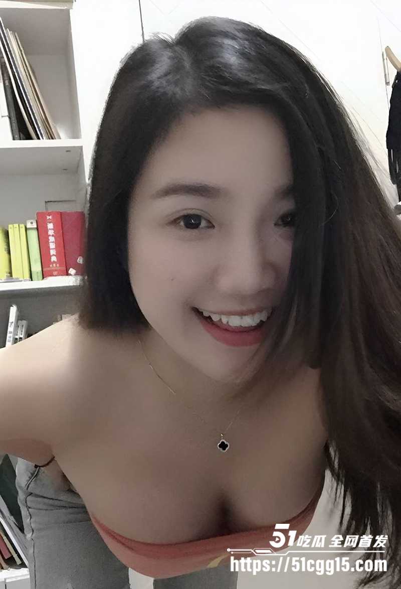 四川白嫩性感少妇 梨子 大尺度直播流出 天生尤物奶大腰细 粉嫩乳头翘立撩火 淫装热舞揉胸露穴 若隐若现无比风骚！