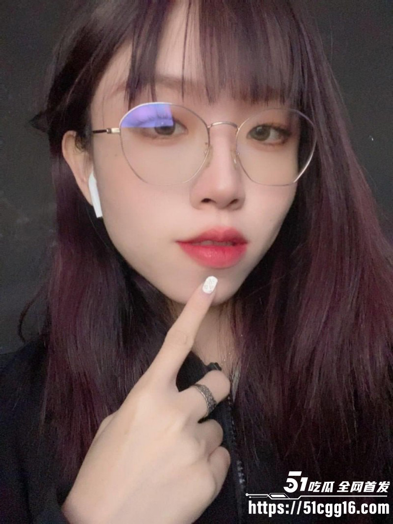 山东威海超美客服 孙颖 婚内瞒着老公与客户撩骚 近景自慰展示放尿瞬间 发情画面极具反差感！