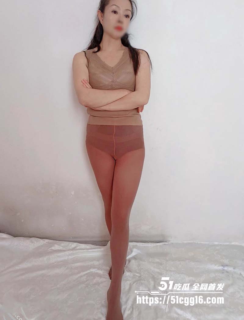 海角大神熟控大胖 我的高中老师李淑仪 酒前为人师表正经熟女 酒后骚母狗被脚插穴